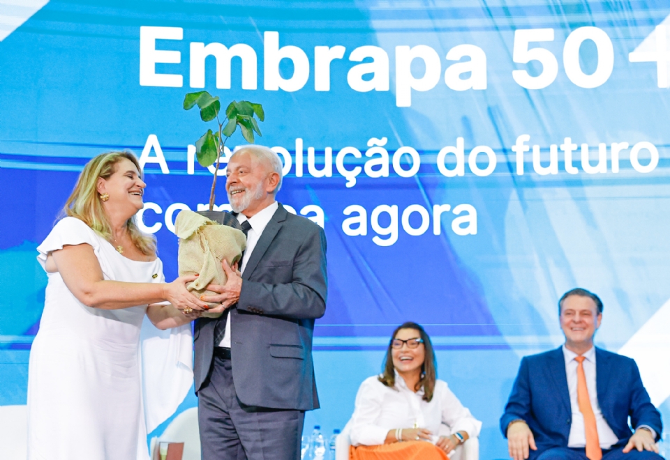Lula e Fvaro ao fundo durante Cerimnia de Comemorao de Aniversrio da Embrapa 50+, no Pavilho da Sede da Embrapa