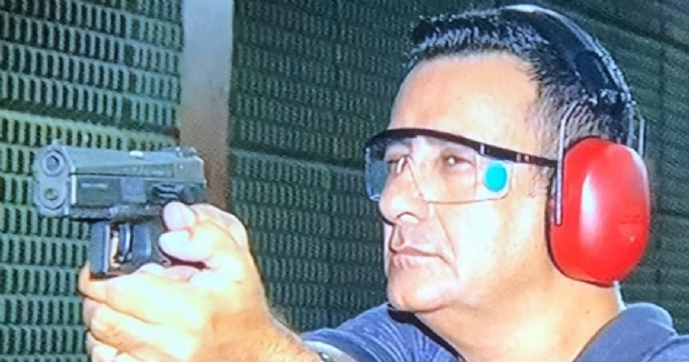 Em lista de marcados para morrer, promotor da 'grampolndia' mostra arsenal e faz curso com a SWAT
