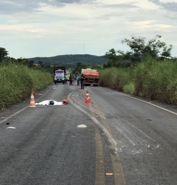 Motociclista morre aps bater de frente com caminho na estrada do Manso