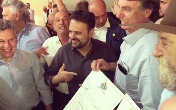 Em cerimnia improvisada, deputados entregam ttulo de cidado mato-grossense a Bolsonaro