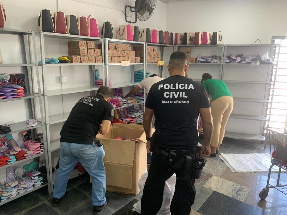 Polcia e Procon apreendem carga de havaianas falsificadas vendidas em loja de Vrzea Grande