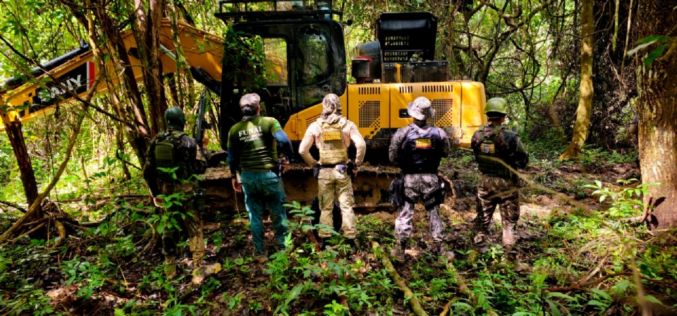 Foras de Segurana inutilizam 22 mquinas ps carregadeiras em operao de combate  extrao ilegal de ouro