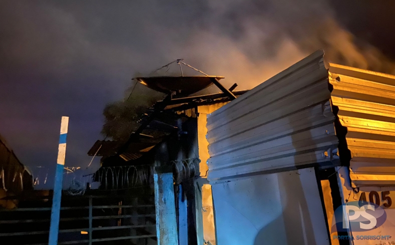 Casa  destruda por incndio e mulher acusa ex-marido de atear fogo