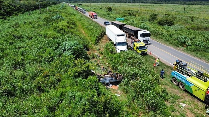 Mulher morre em batida entre caminhonete e carreta na BR-163