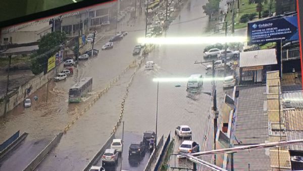Chuva 'causa' novo alagamento no viaduto da UFMT e derruba rvore em cima de carro; Vdeo
