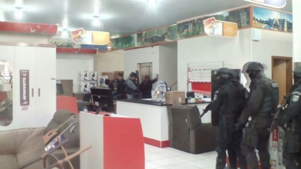 Veja vdeo do momento em que os criminosos se rendem aps fazer 15 refns em loja em Cuiab
