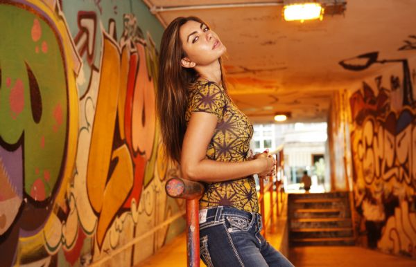 Aps 12 anos como modelo, filha de Datena estreia como apresentadora ( Veja fotos )