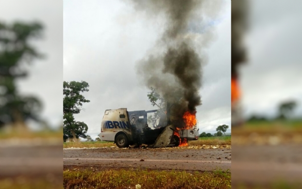 Criminosos explodem carro forte que saiu de cidade em Mato Grosso e trocam tiros com seguranas