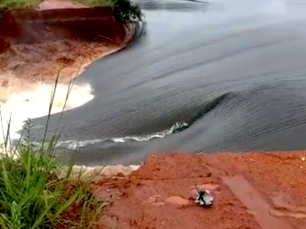 gua invade fazenda da Bom Futuro aps rompimento de barragem em MT e causa prejuzos