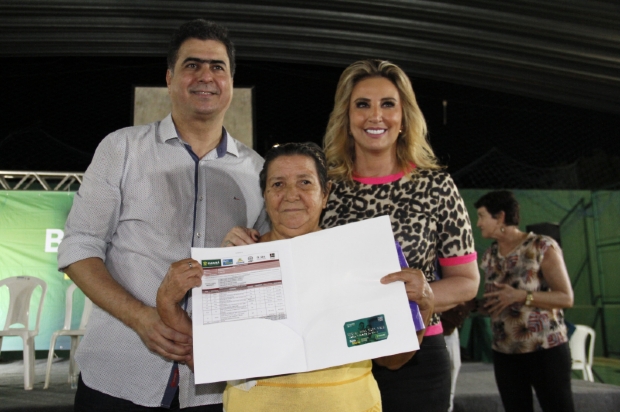 Emanuel Pinheiro entrega 80 cartes de crdito de at R$ 12 mil para famlias carentes reformarem casas