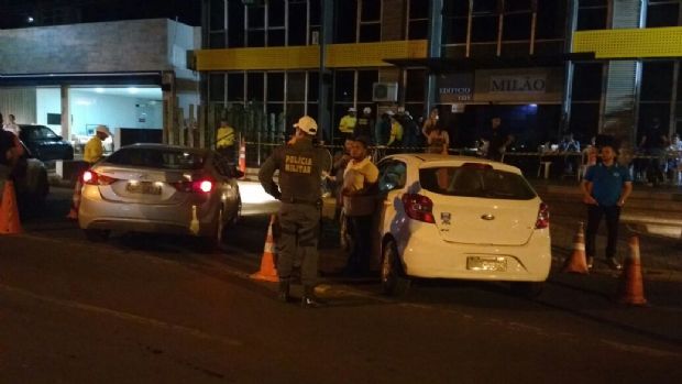 Quatro motoristas so presos por dirigirem bbados em Cuiab