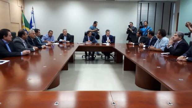 Mauro Mendes e deputados firmam compromisso para quitar dvidas de Taques com municpios e Sade