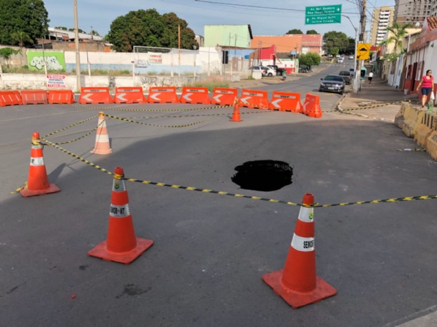 Para evitar acidentes em crateras, Defesa Civil interdita Avenida Senador Metello;  fotos e vdeo