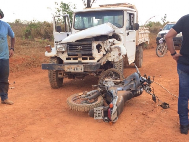Motociclista morre ao colidir com caminhonete em estrada de cho