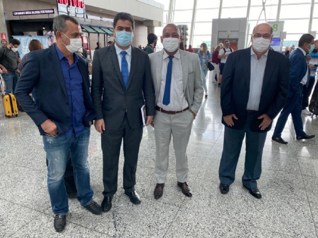 Juca do Guaran, Emanuel Pinheiro, Renivaldo e Juarez Samaniego no aeroporto, em Braslia