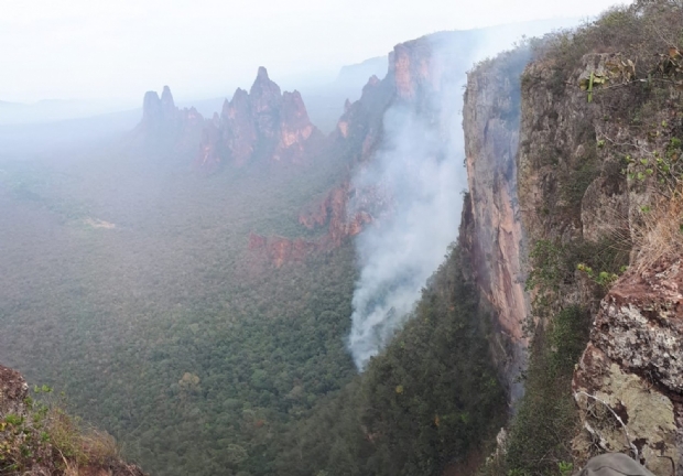Incndio j consumiu 11% do Parque Nacional; bombeiros usam 4 avies no combate