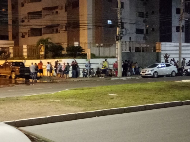 Eleitores dormem na fila para fazer cadastramento em novo posto do TRE no Jardim das Amricas