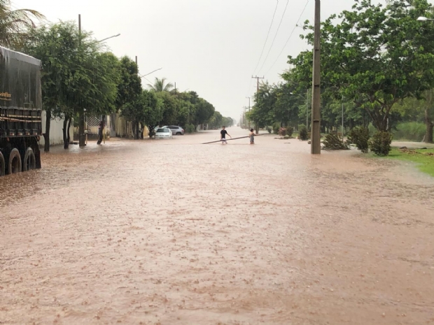 Forte chuva deixa escola ilhada, alaga bairros e provoca deslizamento; veja fotos