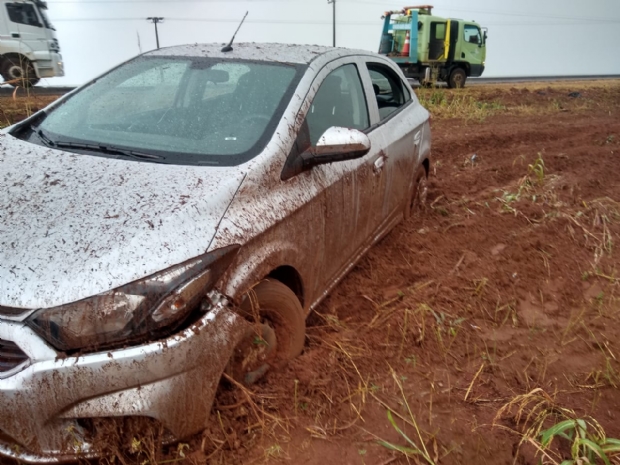 Durante forte chuva, motorista perde controle e carro com deputado federal de MT sai da pista