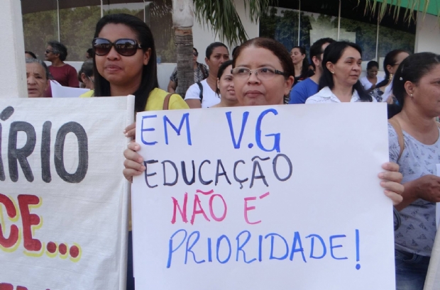 Professores organizam protesto em frente  Cmara Municipal de Vrzea Grande