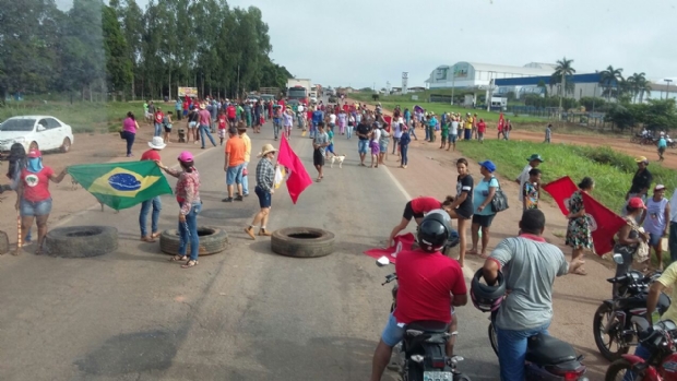 Cerca de 300 ​integrantes do MST bloqueiam rodovia em protesto contra priso de Lula