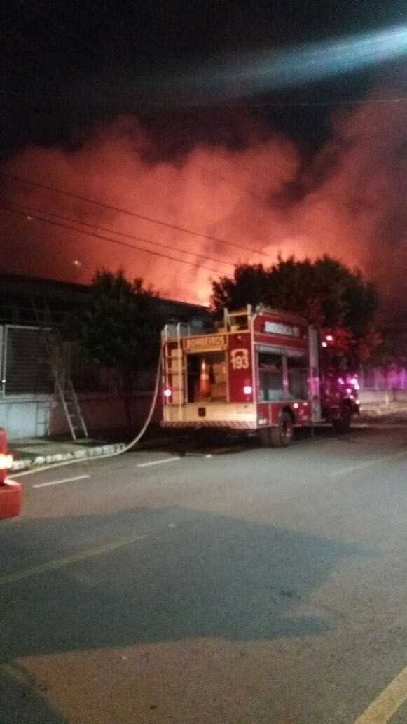 Incndio de grandes propores atinge superintendncia do BB em Cuiab e deixa bombeiro ferido;  fotos e vdeos 