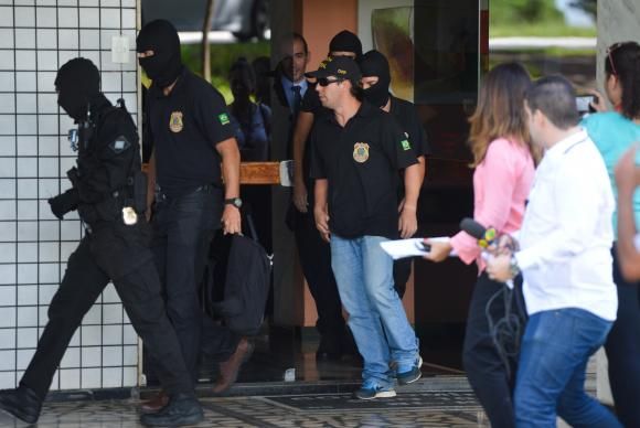 Inicialmente, a Polcia Federal se limitou a informar que a operao na casa do advogado brasiliense se tratava de uma investigao internacional