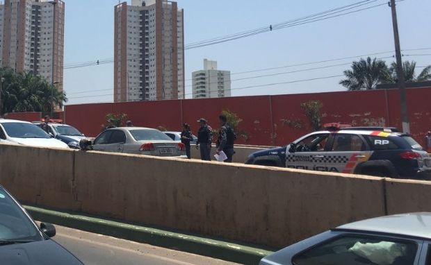 Assaltante bate Civic roubado em viatura aps perseguio pela contramo da avenida Miguel Sutil