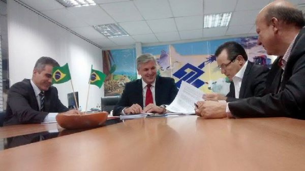 Silval cobra desburocratizao do Brasil ao assinar convnios de R$ 720 milhes com BB