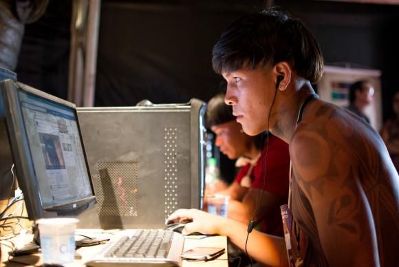 Indgenas brasileiros fazem cursos de informtica na Oca Digital durante os Jogos Mundiais dos Povos Indgenas, em Palmas