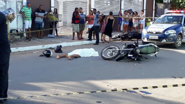 Homem morre e outro fica ferido em acidente envolvendo motos e carro; motorista no tinha CNH  e fugiu