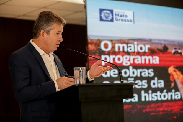 Governador Mauro Mendes, secretrio de Infraestrutura, Marcelo Padeiro assinam ordens de servio e apresentam projetos para obras em 62 municpios