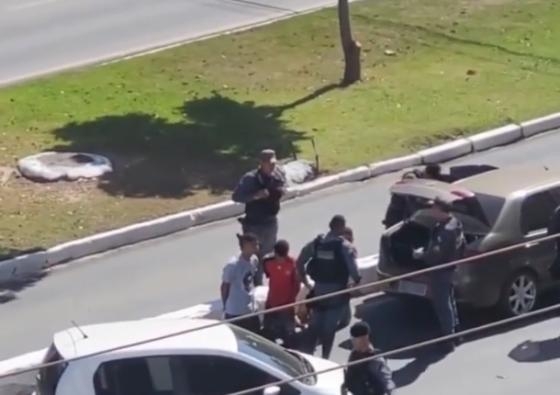 Cavalaria da PM prende trio com drogas em abordagem na Avenida do CPA