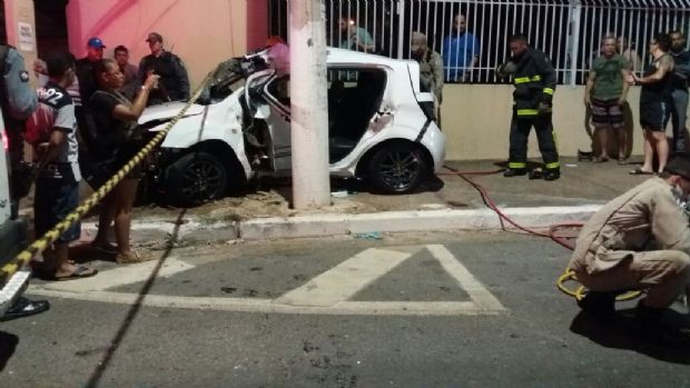 Motorista embriagado fica gravemente ferido aps colidir carro com poste na Avenida Itlia;  fotos e vdeo 