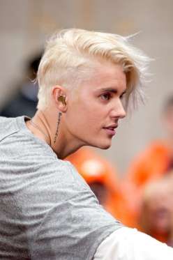 Justin Bieber muda visual e exibe cabelo platinado na TV ...