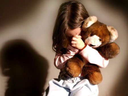 Me denuncia ex-marido por abusar sexualmente de sua filha de oito anos