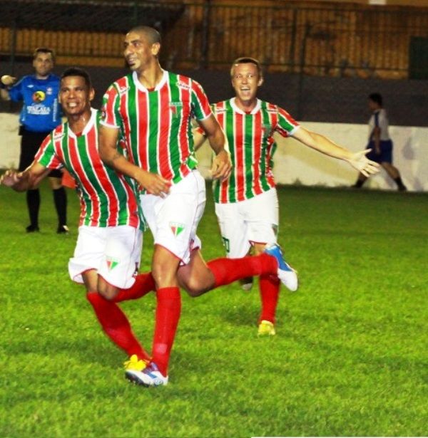 Acosta comemora o segundo gol do Operrio original, na vitria sobre o 'genrico': situao inusitada no futebol.