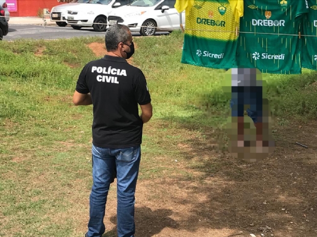 Ambulante  flagrado vendendo camisas falsificadas do Cuiab: 