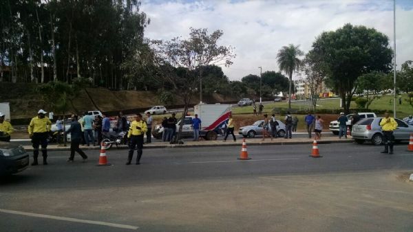 Mulher cai de moto e morre atropelada Miguel Sutil; trecho de avenida  interditado pela PM