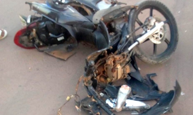 Motociclista de 27 anos morre aps bater de frente com caminhonete