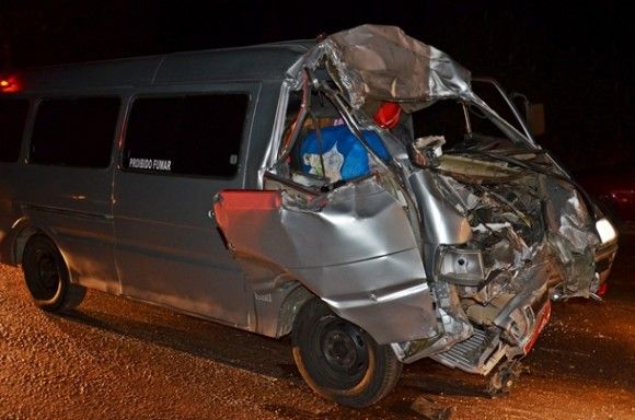 Acidente em Rondonpolis deixa motorista de van preso nas ferragens