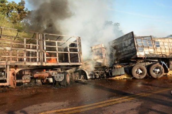 A Scania foi consumida pelas chamas. A cabine e a primeira composio do outro bitrem foram queimadas.