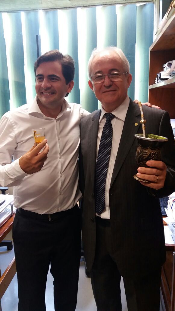 Adilton Sachetti toma chimarro com Fbio Garcia, neste domingo, em seu gabinete, na Cmara