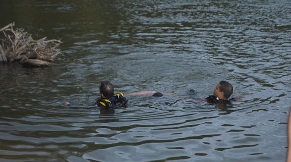 Mergulhadores retirando corpo de jovem afogado neste domingo no rio Teles Pires, em Sorriso