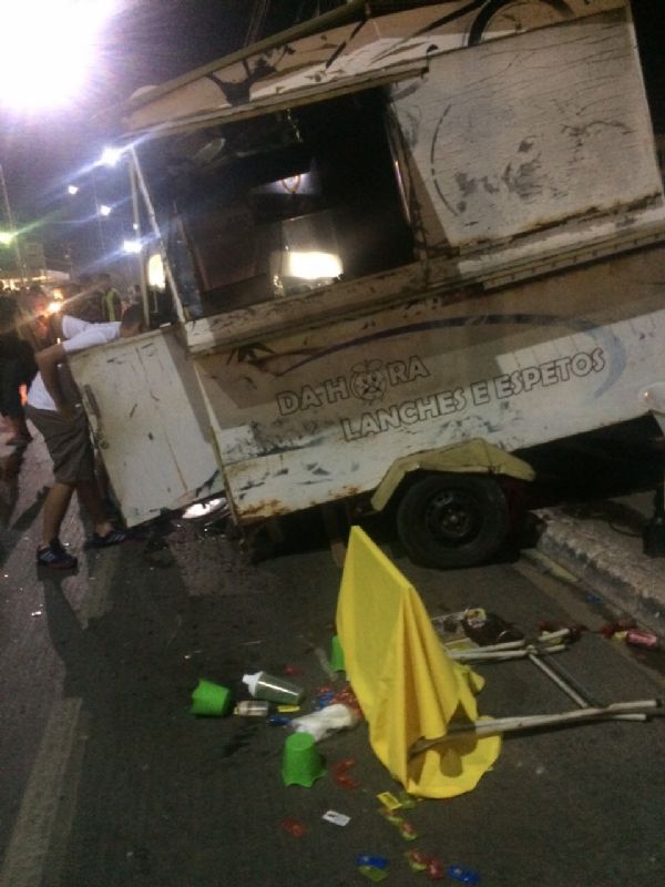 Motorista bate em trailer de baguncinha e deixa clientes feridos, entre eles uma grvida;  fotos 