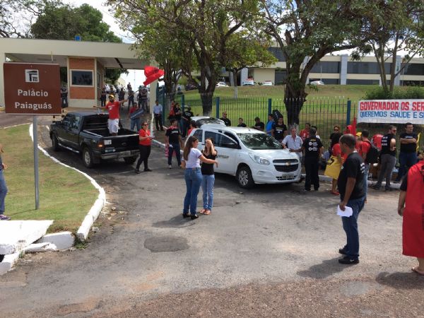 Servidores do Detran bloqueiam rua e polcia fecha acesso ao Palcio Paiagus;  fotos 