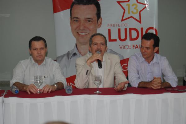 'Amigo de Eduardo Campos', ministro dos Esportes apia Ldio Cabral em Cuiab pela 'biografia'