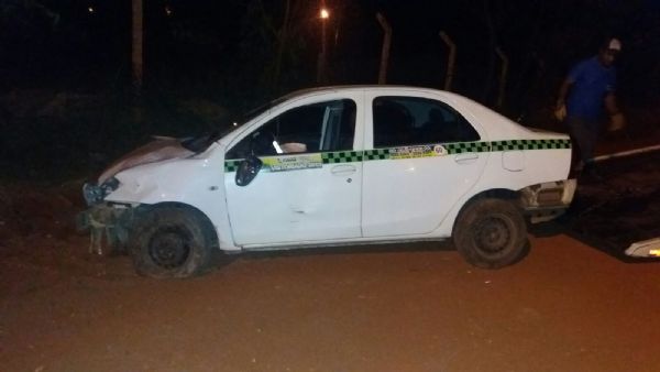 Criminosos roubam txi e s param aps capotar carro em Cuiab