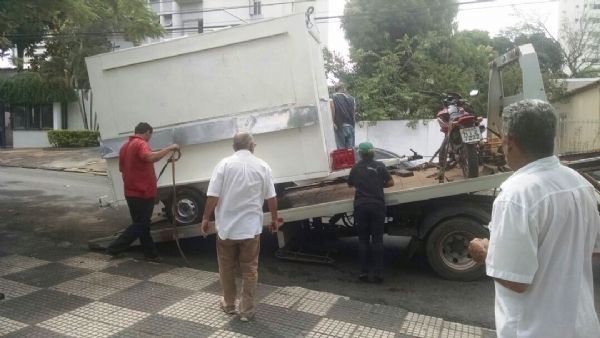 Prefeitura de Cuiab guincha trailers de 'baguncinha' pela cidade;  fotos 