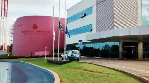 Bandeiras a meio mastro em frente a Assembleia Legislativa de Mato Grosso